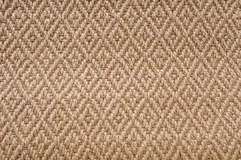 Encore plus chic avec un motif et élégant, le revêtement en fibres naturelles habille un sol et peut se compléter avec un tapis. © Sitthikorn, Adobe Stock
