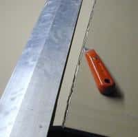 Après avoir acheté votre plaque de plâtre BA13, découpez-la à la bonne dimension à l'aide d'un cutter. © DR