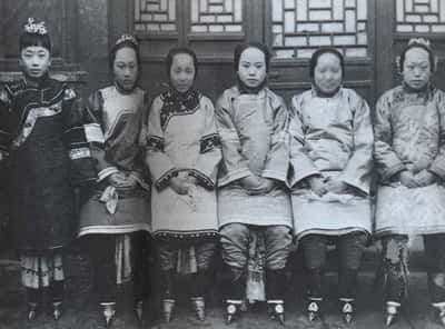 Fillettes chinoises aux pieds bandés prise vers 1900. © DP