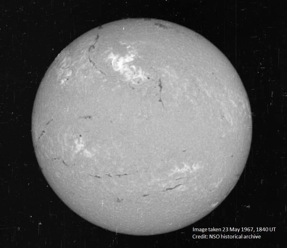 L’éruption solaire de 1967 est survenue dans la région brillante en haut au centre de cette image de notre Soleil. © National Solar Observatory historical archive