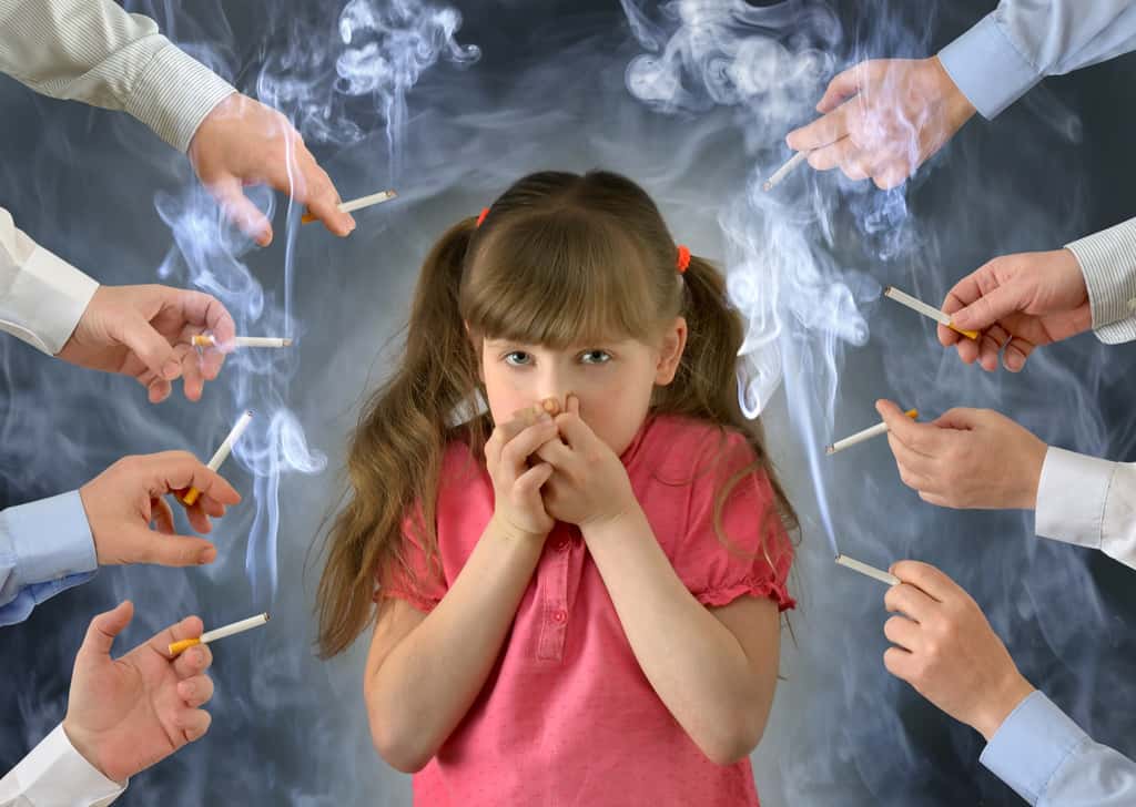Un enfant peut moins facilement s'extraire d'un lieu enfumé, et d'après la Fondation pour le cancer, des niveaux de nicotine deux fois plus élevés que chez des adultes non fumeurs ont été détectés chez des enfants âgés de 3 à 11 ans, exposés au tabagisme parental. © demiurge_100, Adobe Stock
