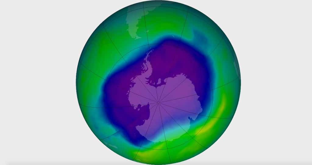 En 2000, le « trou d’ozone » au-dessus de l’Antarctique a atteint, sur une journée, une superficie record de près de 30 millions de km<sup>2</sup>. Un peu plus grand que ce jour de septembre 2006 figuré sur cette image. © Nasa