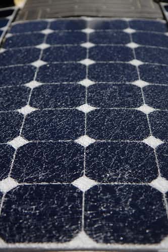 Le revêtement de ce panneau photovoltaïque est couvert de craquelures, marques de son usure et de la baisse de productivité. © steevithak, CC by-sa-2