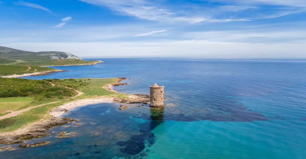L’une des célèbres tours génoises du cap Corse. © santu20, Adobe Stock