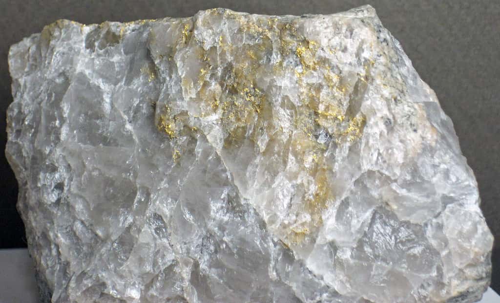 Un échantillon de quartz provenant d'une veine hydrothermale contenant de l'or. Il date du Précambrien et provient de la mine d'or Camflo, près de Malartic au Québec. Des gaz nobles, comme l'argon, peuvent se trouver piégés dans des inclusions de fluides primaires contenant un mélange d'eau douce archéenne et de fluide hydrothermal dans ce type de quartz. © James St. John, CC by-sa 2.0