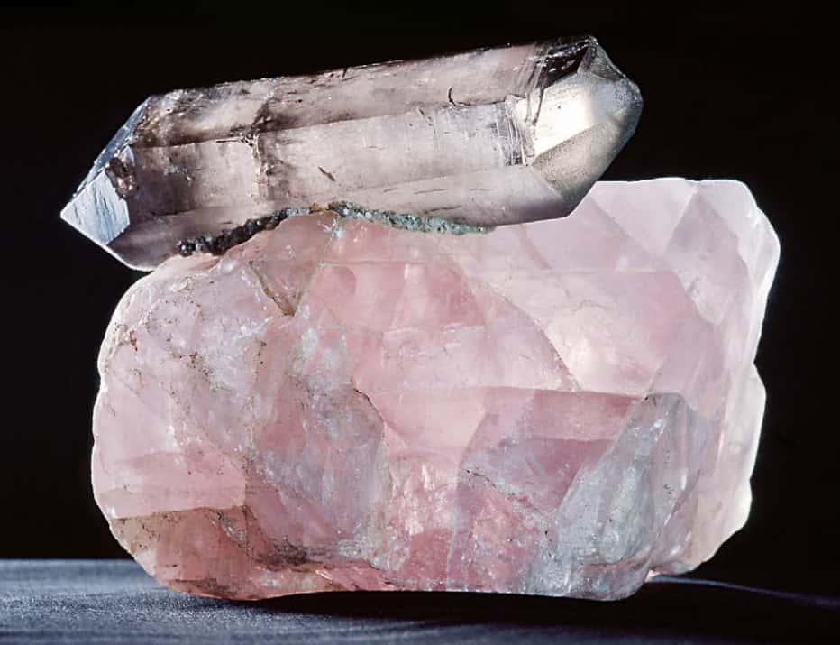 Ce quartz bipointe posé sur un énorme cristal de fluorine rose de 6 kg a été découvert par René Ghilini au Capucin du Requin. © Jean-Franck Charlet