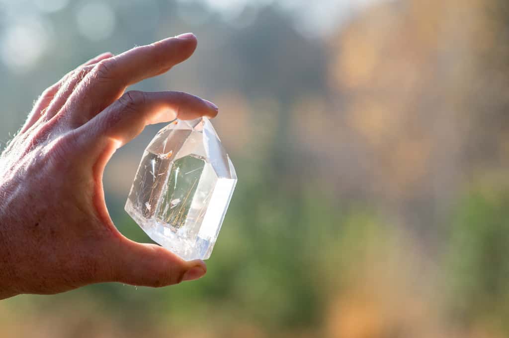 Le quartz a la propriété d'être transparent aux ultraviolets à cause de la structure cristalline. © 11afotografie, Adobe Stock