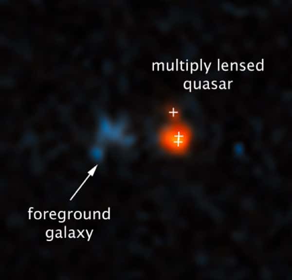 L'image en fausses couleurs, fournie par Hubble, montre les trois images d'un quasar fortement décalées vers le rouge alors que celle de la galaxie plus proche, mais nettement moins lumineuse, est indiquée par une couleur bleue. © Nasa, Esa, Xiaohui Fan (Université de l'Arizona)
