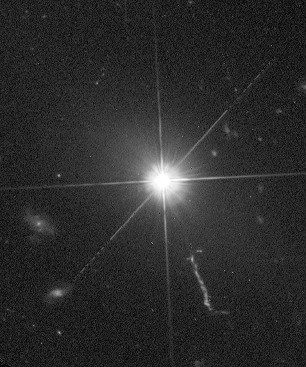 L'<em>Advanced Camera for Surveys</em> (ACS) du télescope spatial Hubble a fourni la vue la plus claire à ce jour en lumière visible du quasar 3C 273. Son jet est bien visible en bas à droite. Les structures radiales sont, quant à elles, un effet d'optique de la nature ondulatoire de la lumière dans un télescope. © Nasa/ESA et J. Bahcall (IAS)