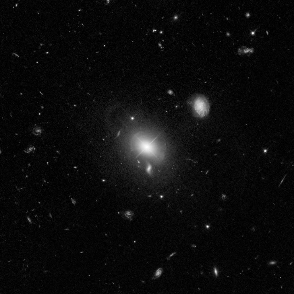 Au centre de l’image, on distingue le quasar MC2 1635+119 et sa galaxie hôte. De tels quasars serviront de repères à Gaia dans son étalonnage du ciel. © G. Canalizo, université de Californie à Riverside, Nasa, Esa
