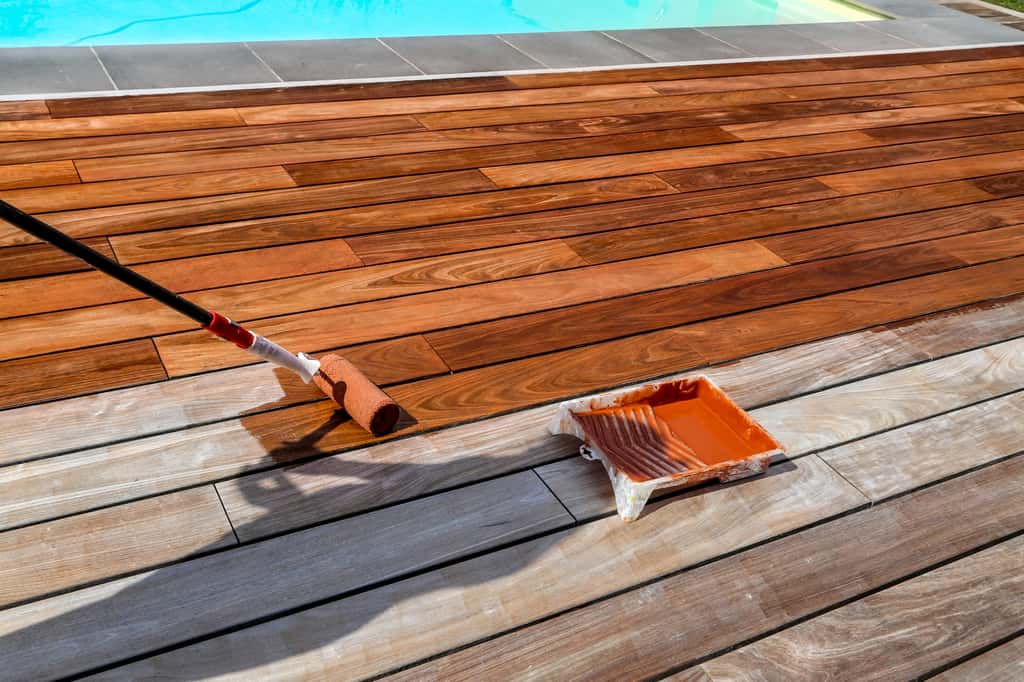 L'application d'un saturateur sur votre terrasse en bois permet de la protéger. © Jérôme Rommé, Adobe Stock