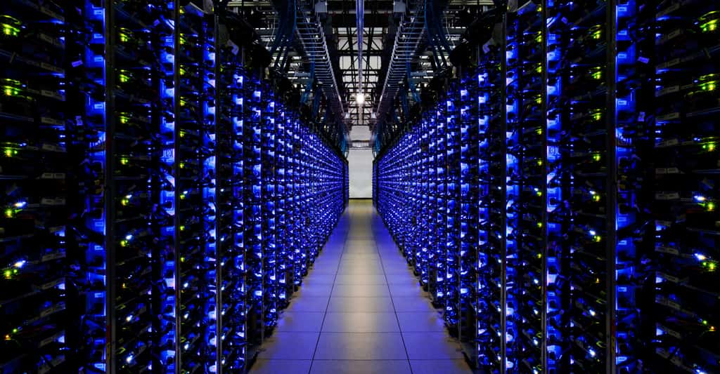 Le stockage des données informatiques est une question épineuse. Ici, des rangées d'armoires de serveurs de stockage d’un <em>data center</em> de Google. Les LED émettant une couleur bleutée indiquent que tout est opérationnel. © Google