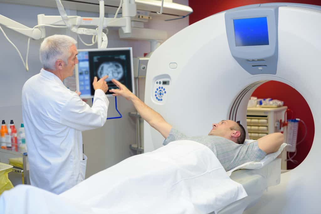 Le physicien médical est responsable du bon fonctionnement des appareils utilisant les radiations ionisantes comme le scanner. © auremar, Adobe Stock