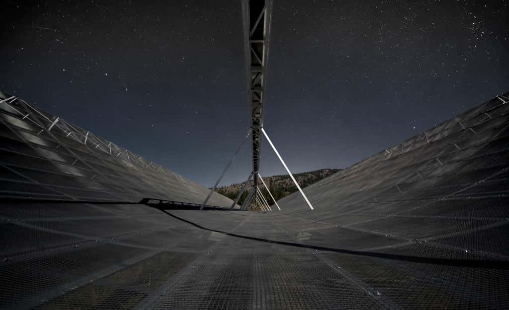Une vue de nuit de Chime, le nouveau radiotélescope canadien. © <em>Canadian Hydrogen Intensity Mapping Experiment</em> (Chime)