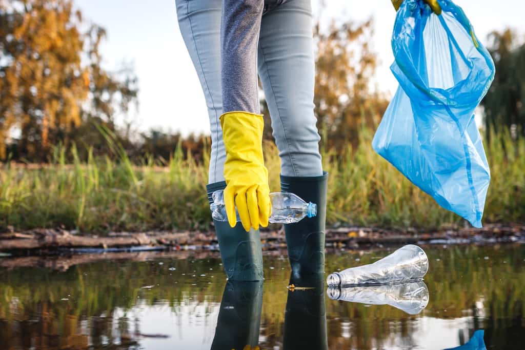 La Journée mondiale du nettoyage de la planète (<em>World CleanUp Day</em>) aura lieu, en France, le 16 septembre. Petits et grands, munis de gants et chaussés solidement, sont invités à ramasser les déchets sauvages. © encierro, Adobe Stock