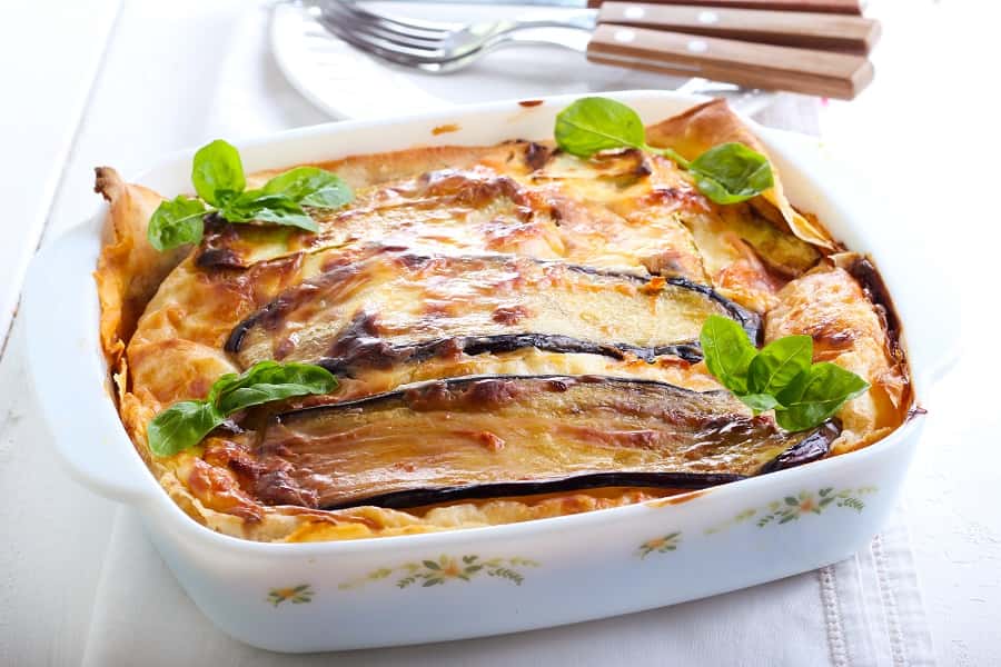 Avec ou sans viande, dégustation de lasagnes d'aubergines. © manyakotic, adobe Stock