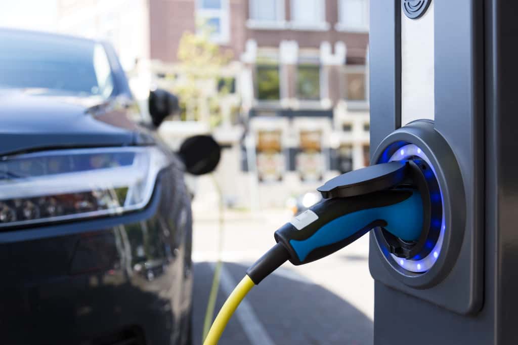 Aujourd'hui, l'autonomie des voitures électriques se situe en moyenne entre 250 et 400 kilomètres, voire 600 kilomètres grâce à des batteries toujours plus performantes. © David.Sch, Adobe Stock