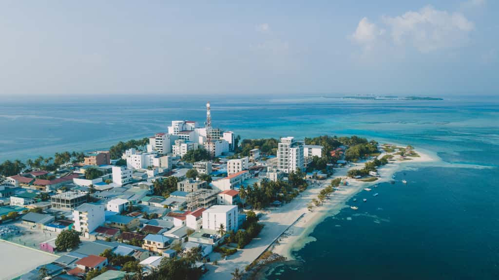 Le climatologue Davide Faranda espère qu'un fonds mondial sera mis en place pour l'adaptation aux conséquences du changement climatique, notamment pour les habitants des îles amenées à disparaître. Vue aérienne de l'île de Maafushi (atoll de Kaafu, Maldives). © Dave, Adobe Stock