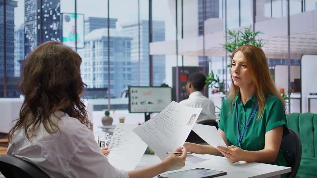 Entre valoriser ses compétences et la vantardise, l'exercice est difficile, l'humour peut s'avérer un allié inattendu qui vient casser les codes. © DC Studio, Adobe Stock