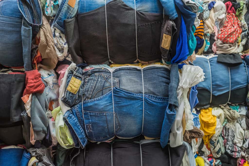 Si la réforme du secteur textile européen a l'obligation de se réformer pour permettre le recyclage, il lui faut des machines performantes afin de distinguer les produits, leur composition, et de les démanteler finement. © Fotoschlick, Adobe Stock 