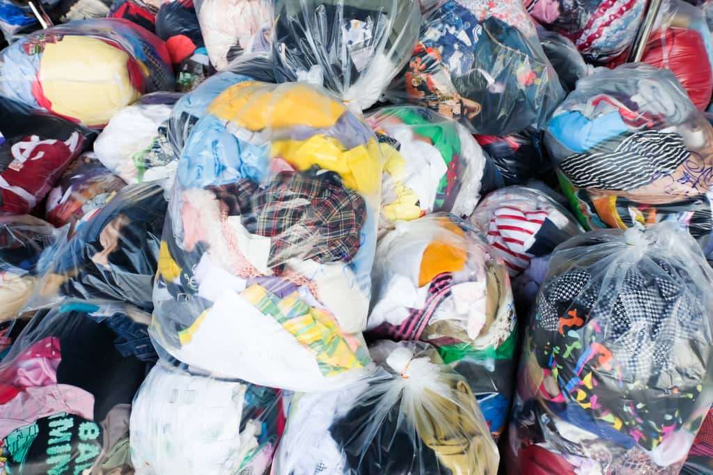 Recycler ou réutiliser ses vieux vêtements génère moins d'impacts environnementaux que les jeter. ©supakorntv9, Adobe Stock