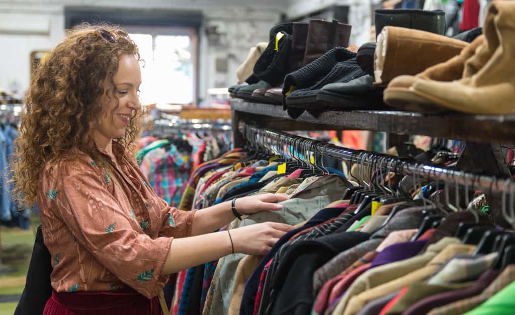 Apporter ses vêtements dans un dépôt-vente est une solution pour se débarrasser de ses vêtements en respectant l'environnement. © Gabriel Cassan, Adobe Stock 
