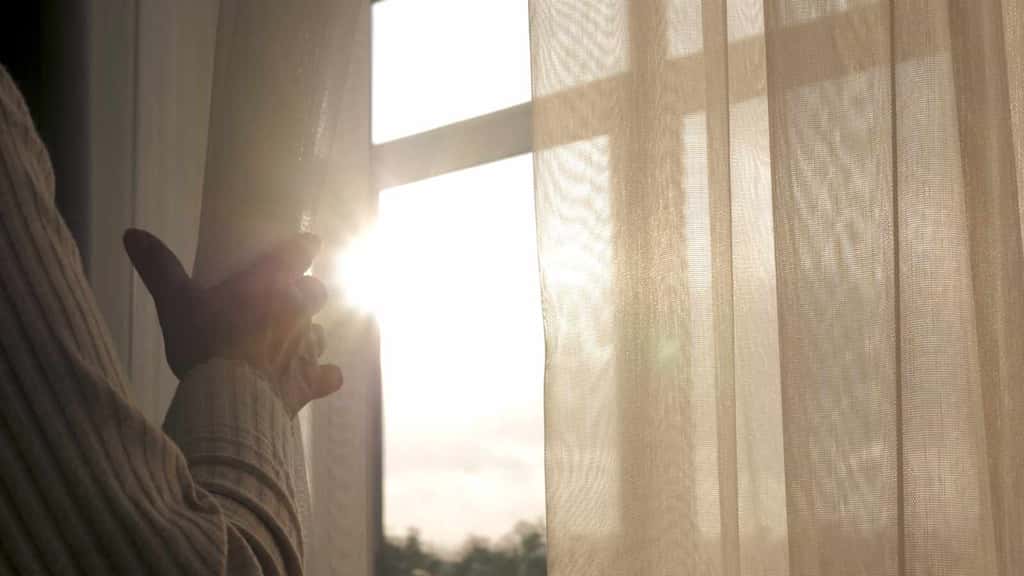 Dès que les rayons du soleil s'invitent dans votre intérieur, n'hésitez pas à les maîtriser pour limiter la chaleur ! © dlogvin, Adobe Stock