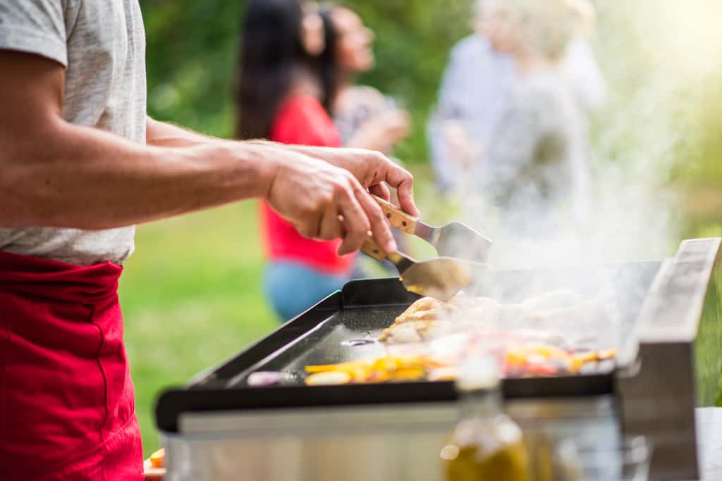 Fumées et odeurs issues de barbecues et planchas ne sont pas considérées comme un fait de voisinage anormal. © jackfrog, Adobe Stock