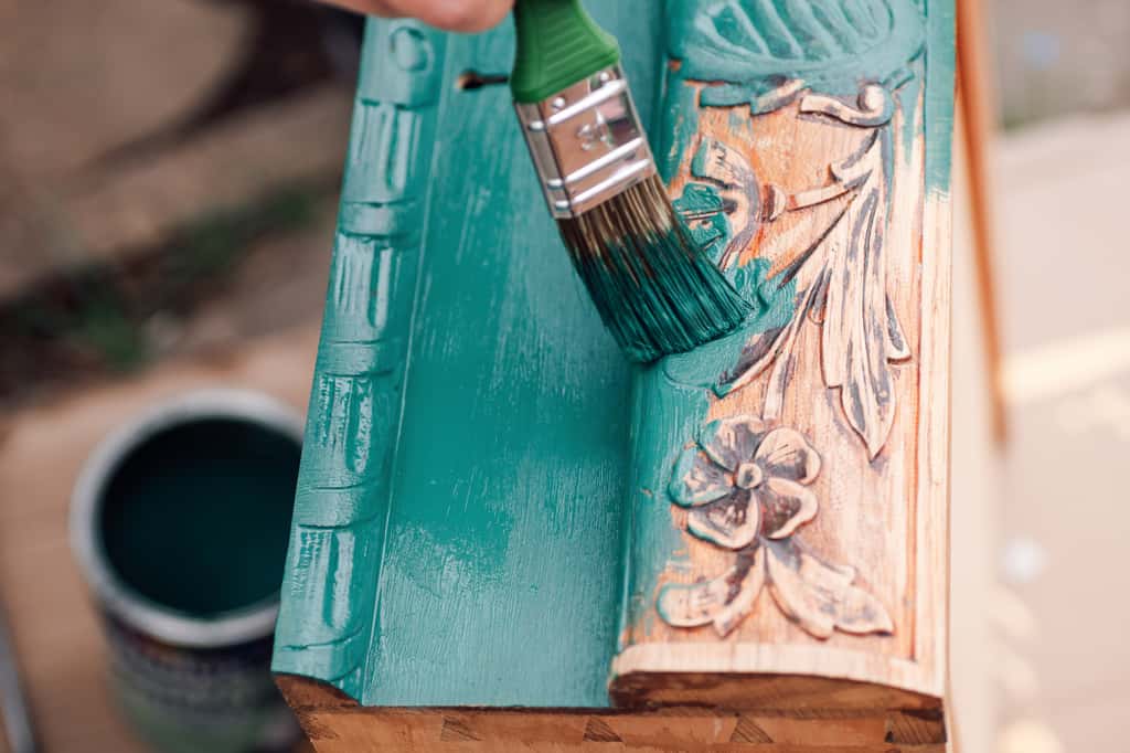 Choisissez une peinture pour bois extérieur, votre meuble résistera davantage aux intempéries ! © Юля Бурмистрова, Adobe Stock 