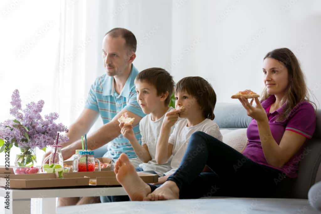 Prendre ses repas avec la télévision allumée montre des effets négatifs sur le développement du langage chez les jeunes enfants. © Tomsickova, Adobe Stock