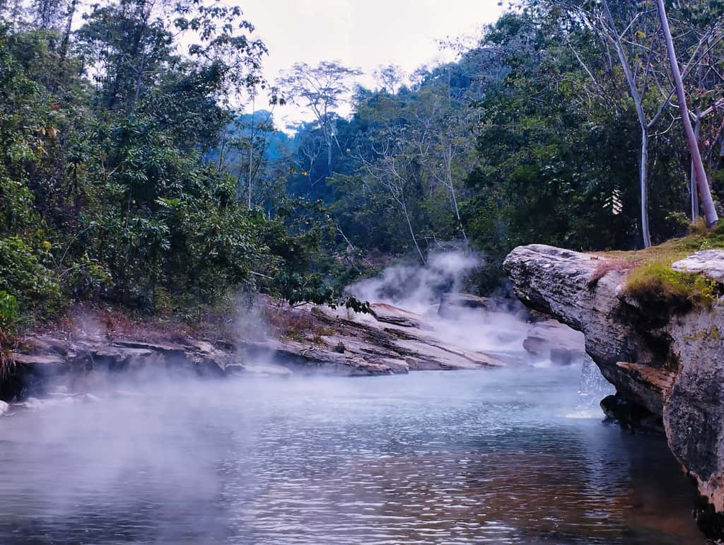 La rivière Shanay-Timpishka s'écoule dans la forêt amazonienne à une température de 86 °C ! © Mudassar, Adobe Stock