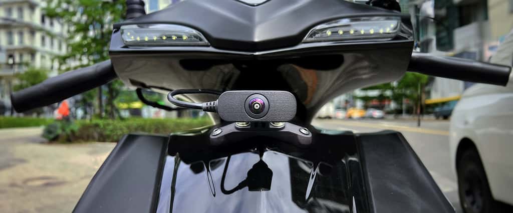 Grâce à une caméra <em>fisheye</em> placée à l’avant et une à l’arrière, l’IA de Roadio peut détecter tout risque de collision entre un deux-roues et les autres véhicules. © Roadio
