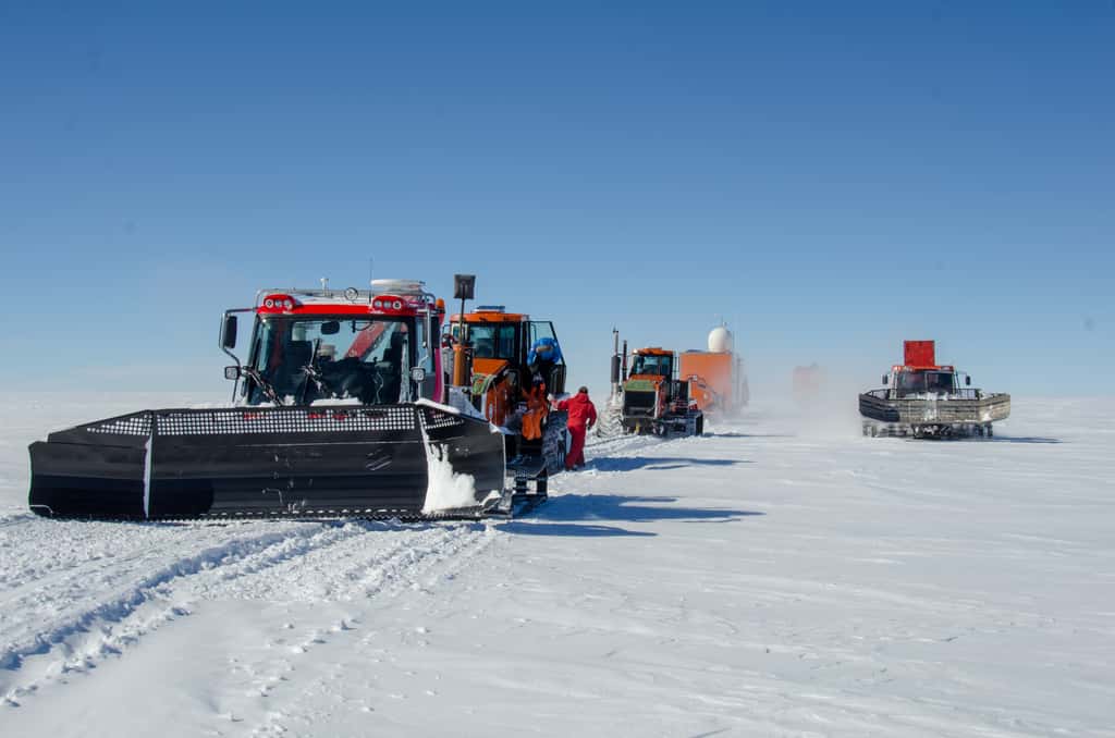 Convoi de véhicules entre la base Concordia localisée à Dôme C et le site de forage de Beyond Epica, appelé <em>Little Dome C</em>. © Robert Mulvaney, <em>British Antarctic Survey</em> (BAS)