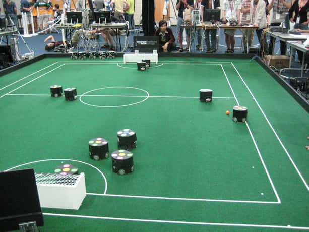 Les équipes des robots de petite taille réalisent des matchs avec des déplacements rapides en roulant. © RoboCup.org