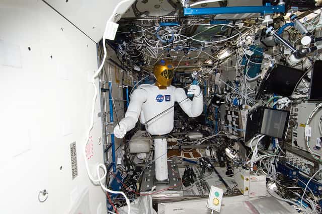 Robonaut 2 est un robot humanoïde qui doit aider l’équipe de la Station spatiale internationale. © NASA Johnson, Flickr, CC by-nc 2.0