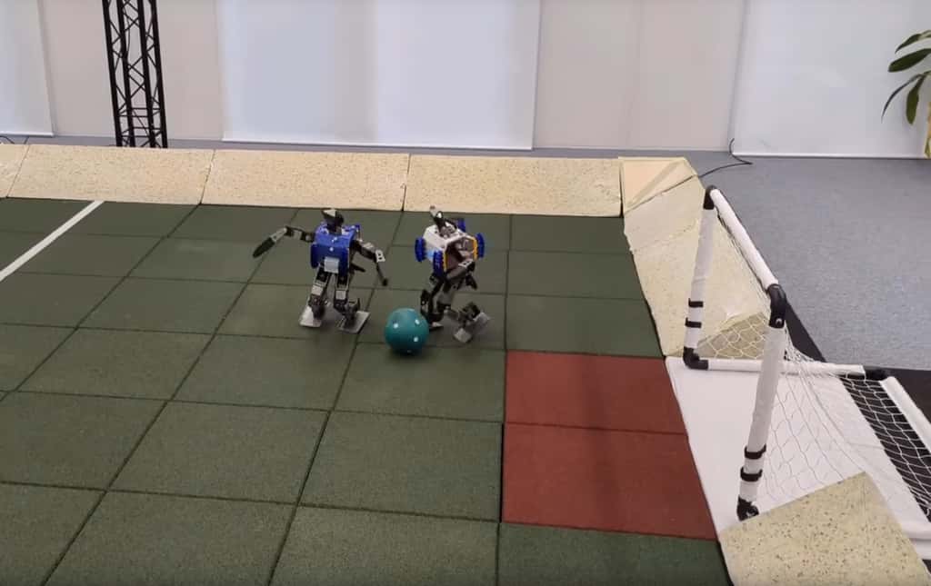 Ces petits robots ont appris à jouer au foot grâce à l’apprentissage par renforcement profond. © Google DeepMind