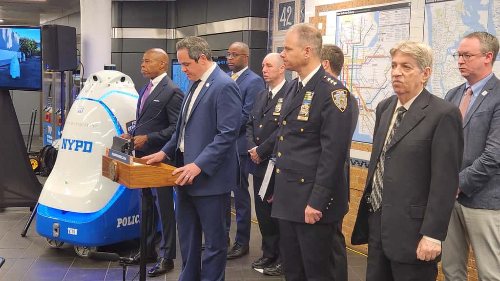 La police de New York présente le K5 ASR de Knightscope, un robot de surveillance entièrement autonome, qui va réaliser des rondes de nuit et sécuriser le métro de la ville. © Business Wire