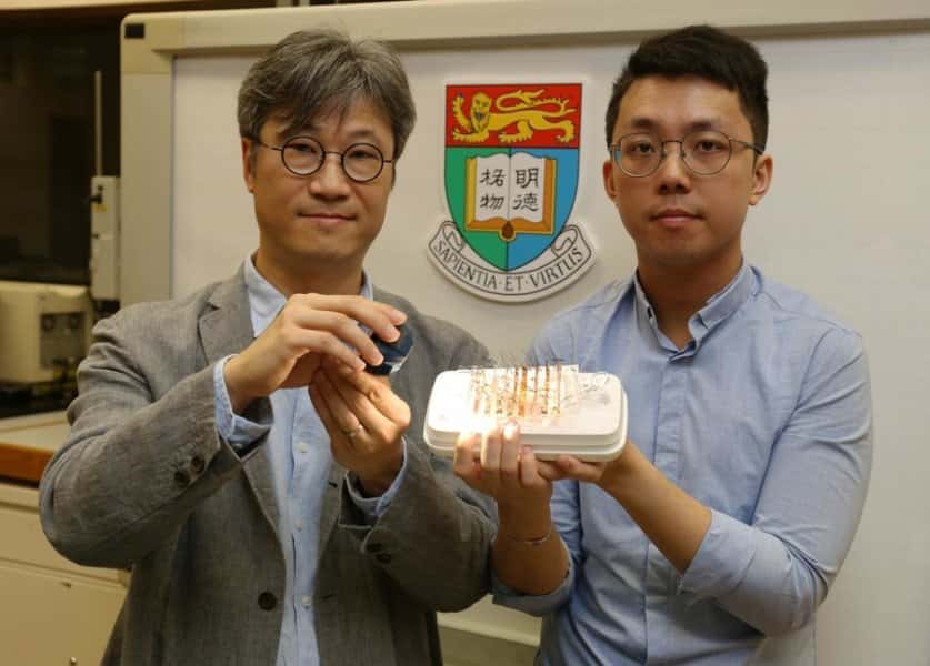Le professeur Alfonso Ngan et le docteur Kwan Kin-wa présentent leur matériau capable de s'animer lorsqu'il est stimulé par la lumière. © <em>University of Hong Kong</em>