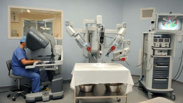 Un chirurgien s'entraîne avec le robot Da Vinci. © Frank Perry, AFP