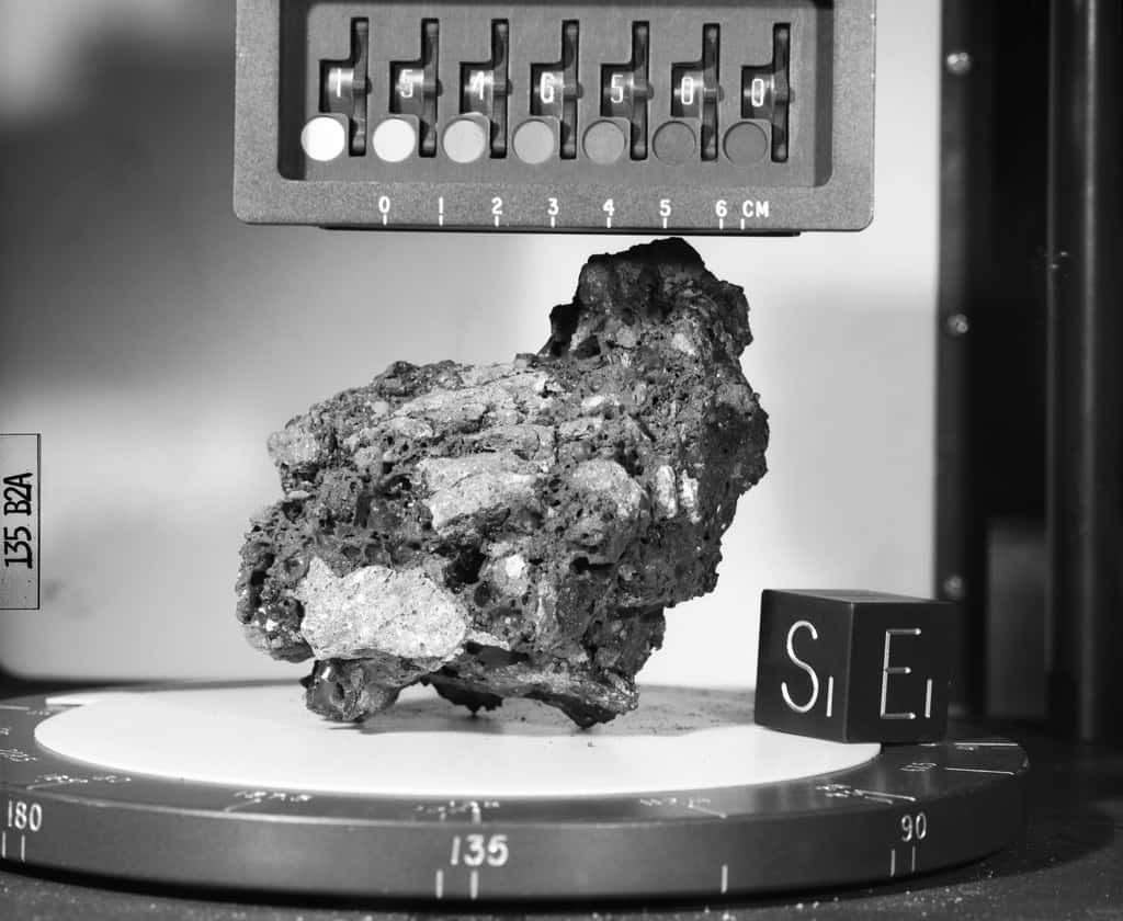 L'échantillon de roche lunaire numéroté 15465 ramené sur Terre lors de la mission Apollo 15. © Nasa
