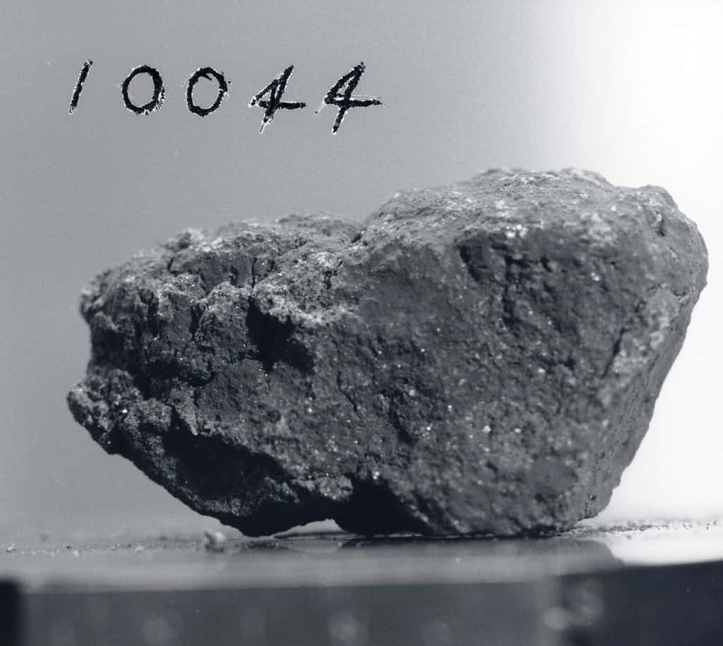 Une des roches lunaires utilisées par les chercheurs. Sa référence pour la mission Apollo 11 est 10044. © Nasa
