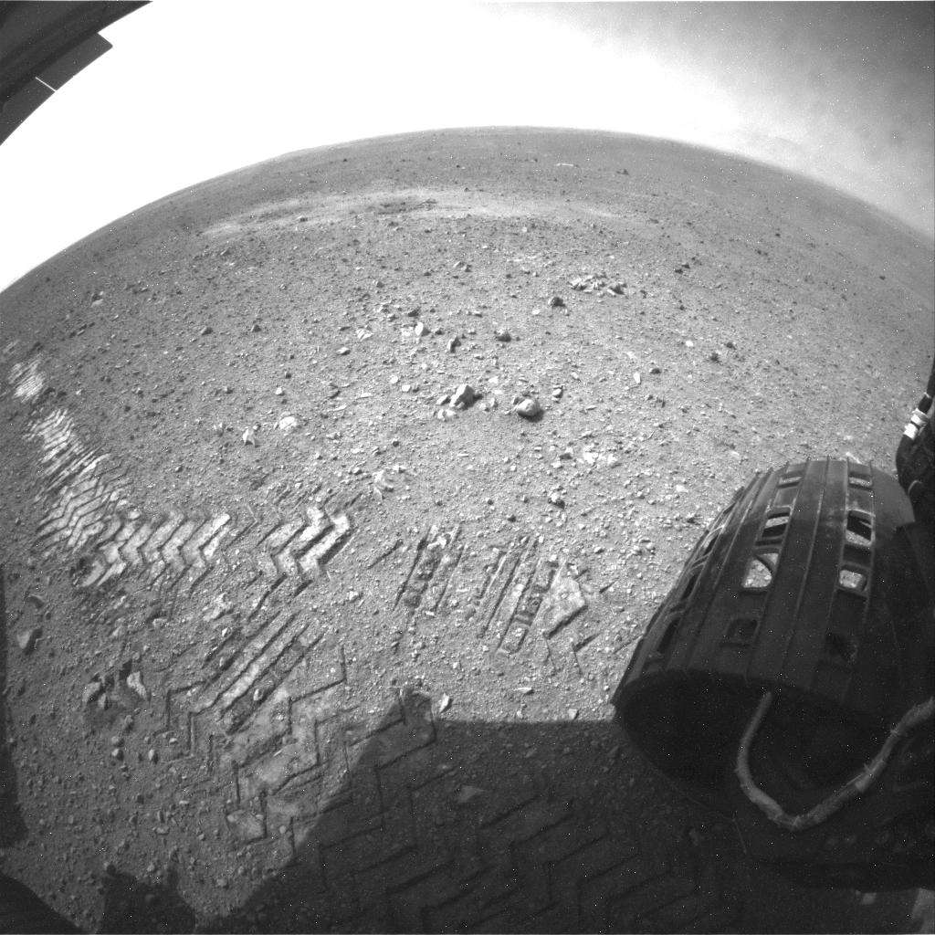 Les traces laissées par les roues de Curiosity contiennent les lettres JPL (pour <em>Jet Propulsion Laboratory</em>) en code Morse. Il permet à l’odométrie visuelle de mieux se repérer en l’absence d’éléments identifiables dans son environnement. © Nasa/JPL-Caltech