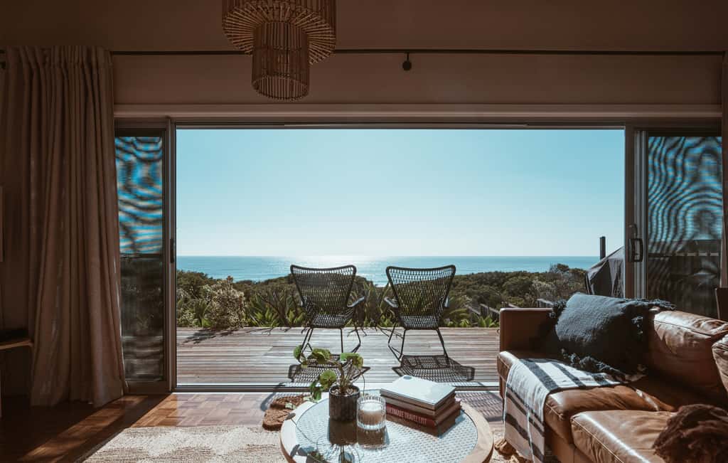 Une résidence secondaire avec salon, vue sur mer. © Ben Mack, Pexels 