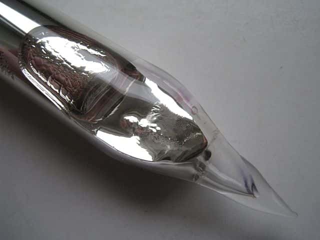 Le rubidium, un métal alcalin mou et argenté, a été découvert grâce à l'analyse spectrale. © Dnn87, Wikimedia Commons, CC by 3.0