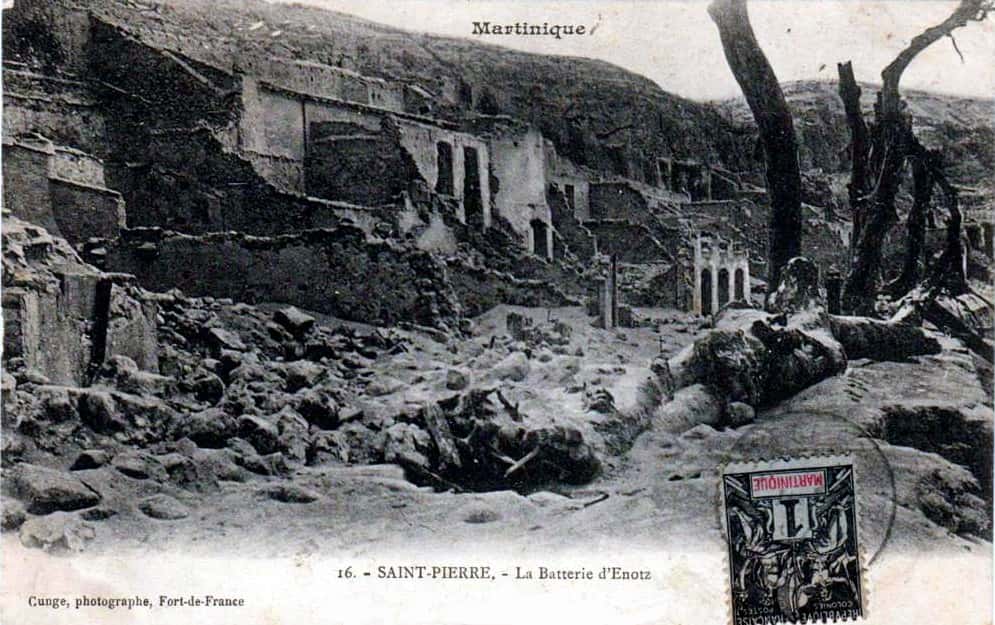 Ruines de la promenade de la batterie d'Esnotz le 10 mai 1902, après l'éruption. © Henri Cung, Domaine public, <em>Wikimedia Commons</em>