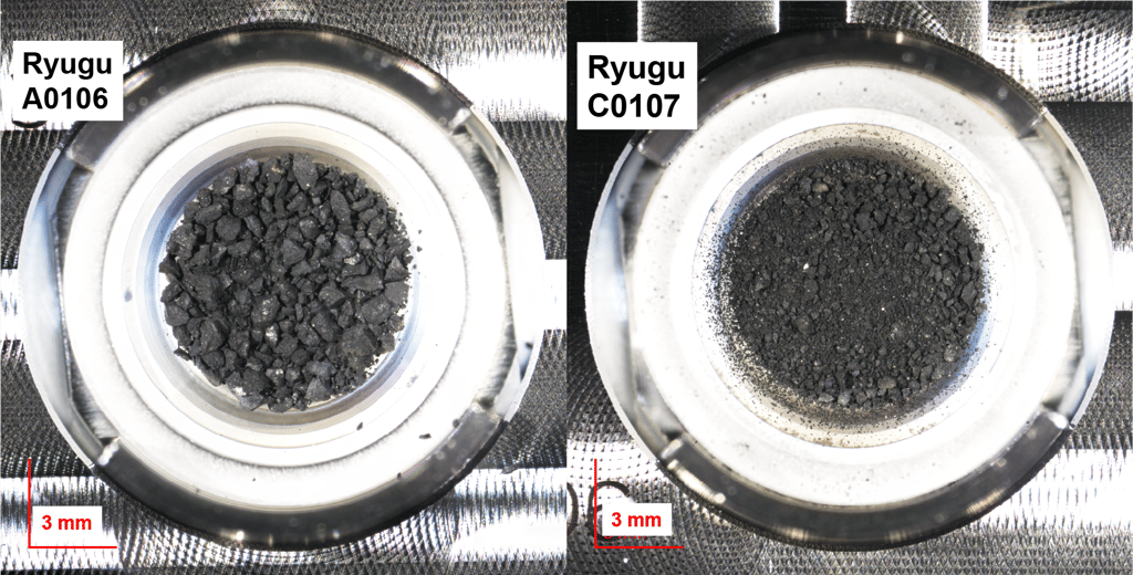 Photographies des échantillons A0106 et C0107 prélevés sur l'astéroïde Ryugu, lors du 1<sup>er</sup> échantillonnage d'atterrissage et du 2<sup>e</sup> échantillonnage d'atterrissage, respectivement. © Yasuhiro Oba, et al., <em>Communication Nature</em>.