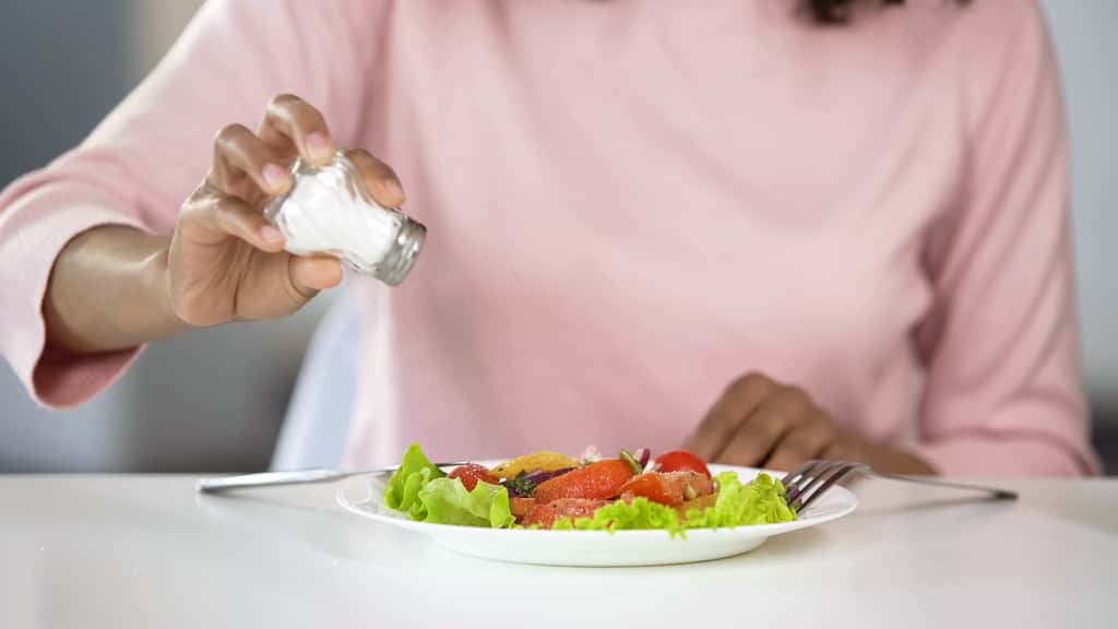Une consommation excessive de sel (ou de salaison) est un facteur de risque de cancers de l'estomac. © motortion, Adobe Stock