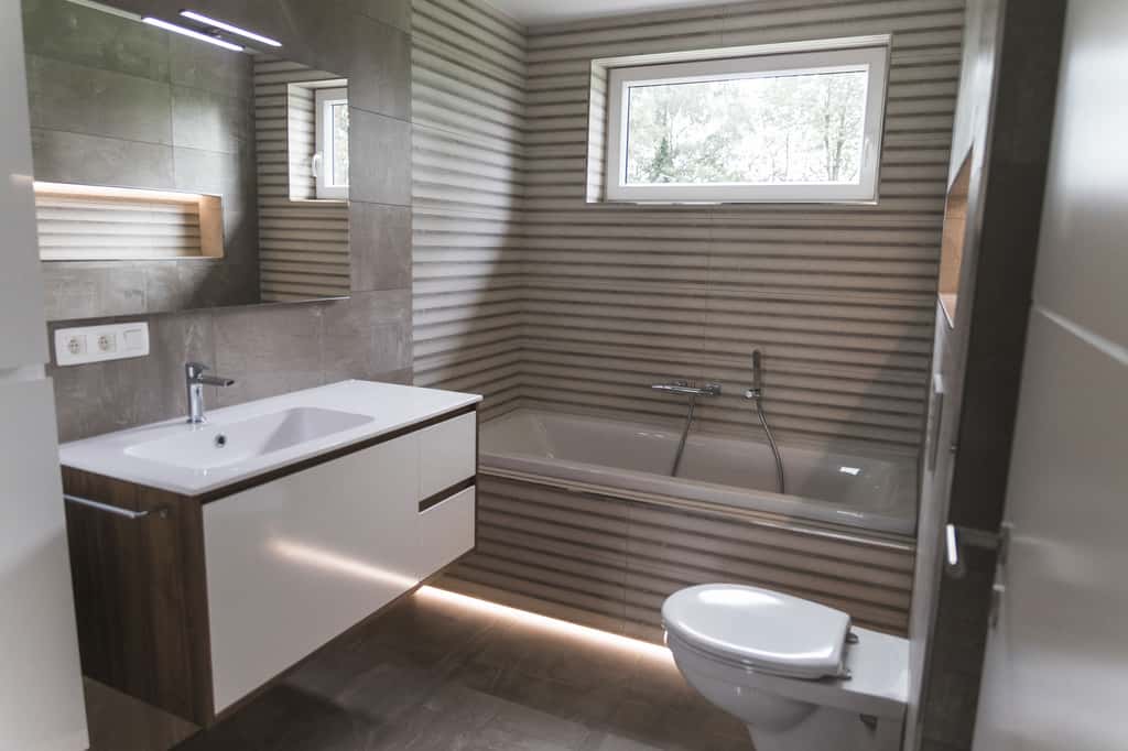 Photo d'une salle de bains moderne. © Julien, Adobe Stock