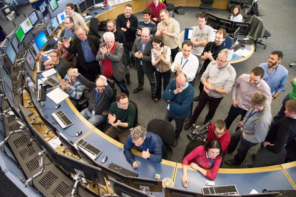 Une vue du centre de commande des accélérateurs du Cern, le CERN Control Centre (CCC). La directrice générale du Cern, la physicienne Fabiola Gianotti, était présente le jour du redémarrage du LHC ce 25 mars 2016. On peut la voir au centre de la photo. © Cern, Maximilien Brice