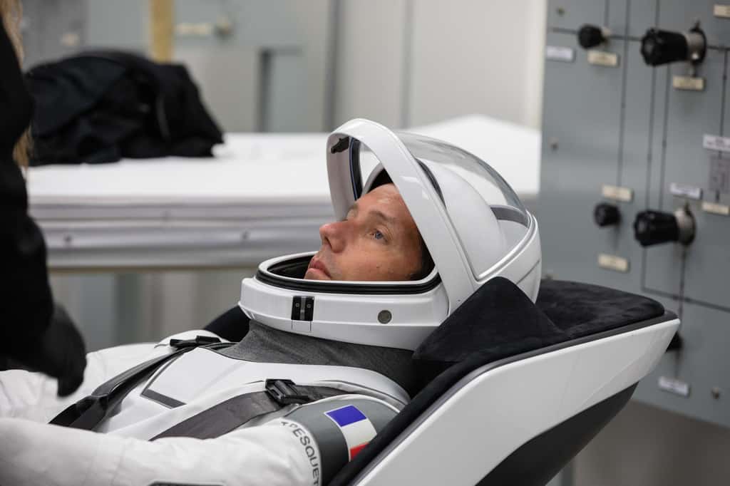  Le 23 avril 2021, l'astronaute de l'ESA, Thomas Pesquet, se détend à l'intérieur de la salle d'habillage de l'équipage, dans le bâtiment Neil Armstrong <em>Operations and Checkout</em> au Centre spatial Kennedy de la Nasa en Floride. © Nasa
